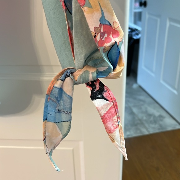 Beautiful Floral Blouse with ties at the wrist - Picture 4 of 8